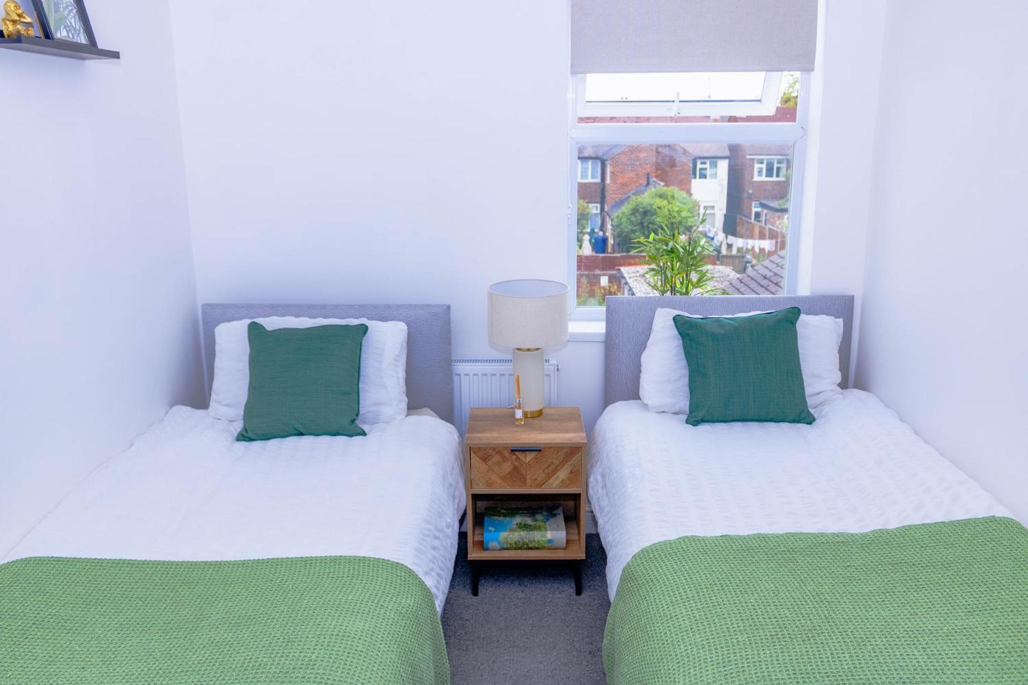 Templar House - Sleeps 6, Special Weekly Monthly Stay Rates, Central Location With Free Parking, Free Wifi, Perfect For Alton Towers & M6 Stoke-on-Trent Exteriér fotografie